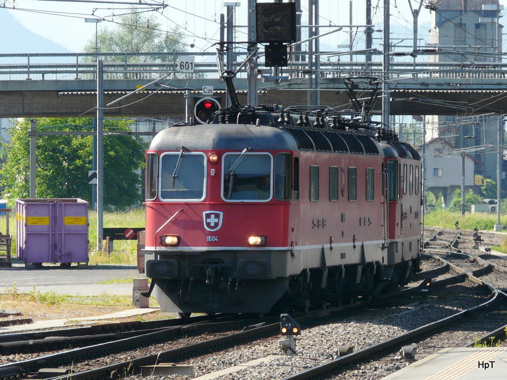 SBB - Re 6/6 11684 und Re 4/4 bei Rangierfahrt im Bahnhofsareal von Buchs/SG am 24.05.2011