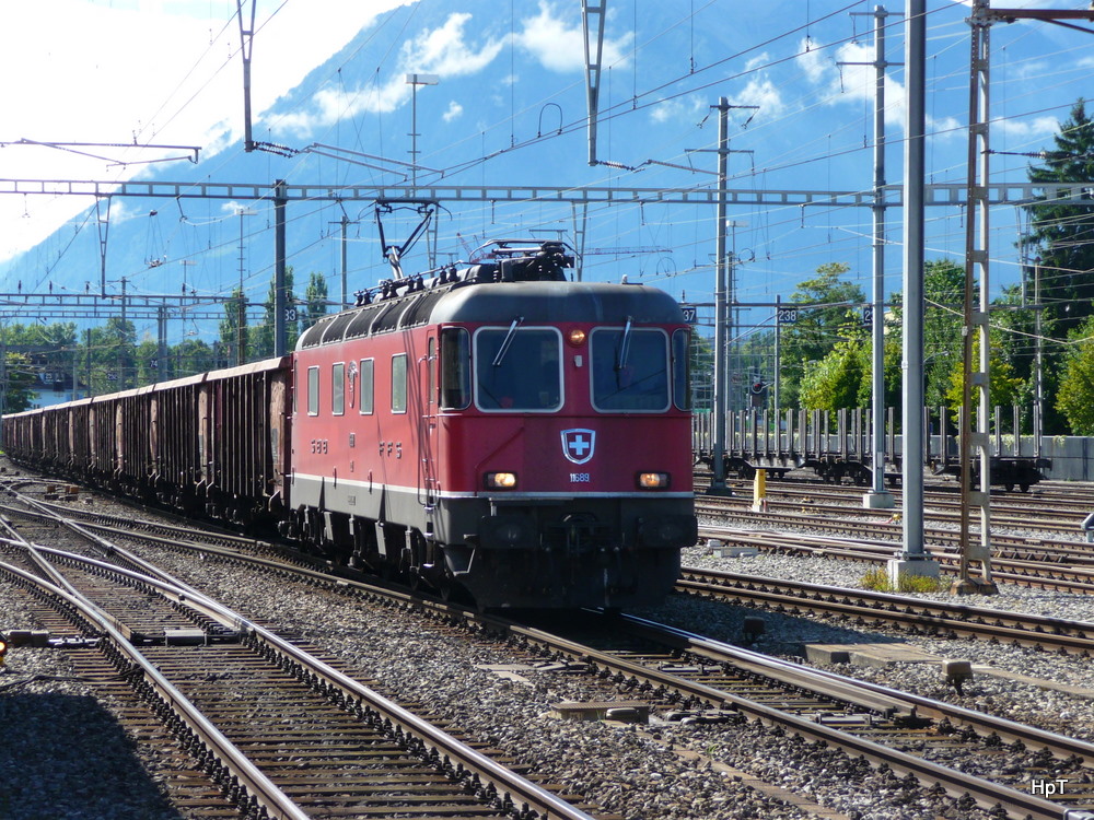 SBB - Re 6/6 11689 vor Gterzug bei der durchfahrt im Bahnhof Thun am 10.09.2010