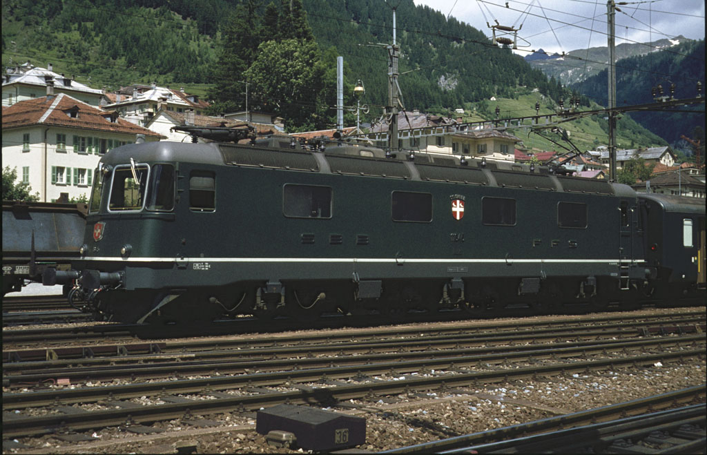 SBB Re 6/6 Nr. 11645 mit Personenzug im Bahnhof Airolo, aufgenommen im Sommer 1979