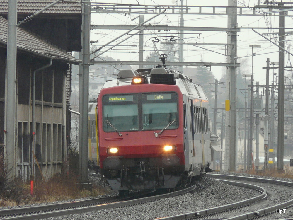 SBB - RE von Biel - Delle mit dem Triebwagen RBDe 4/4 560 116-6 bei der durchfahrt im alten Bahnhof Biel-Mett am 15.02.2011