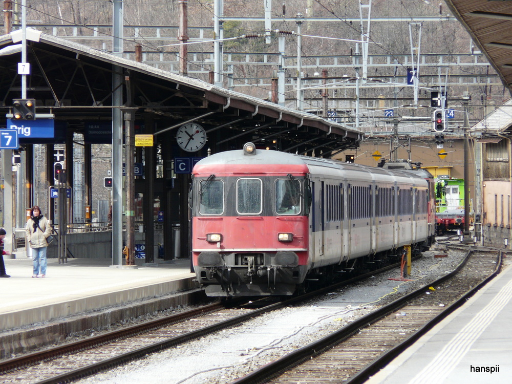 SBB - RE von Brig nach Domodossola mit dem Steuerwagen BDt 50 85 82-33 990-1 an der Front des Zuges im Bahnhof Brig am 24.03.2013