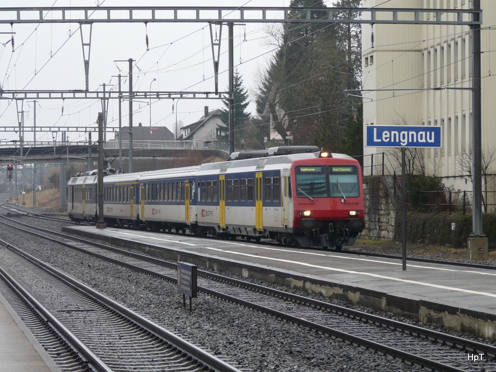 SBB - RE Delle - Biel mit dem Steuerwagen Bt 50 85 29-34 954-2 an der Spitze bei der durchfahrt im Bahnhof Lengnau am 15.02.2011