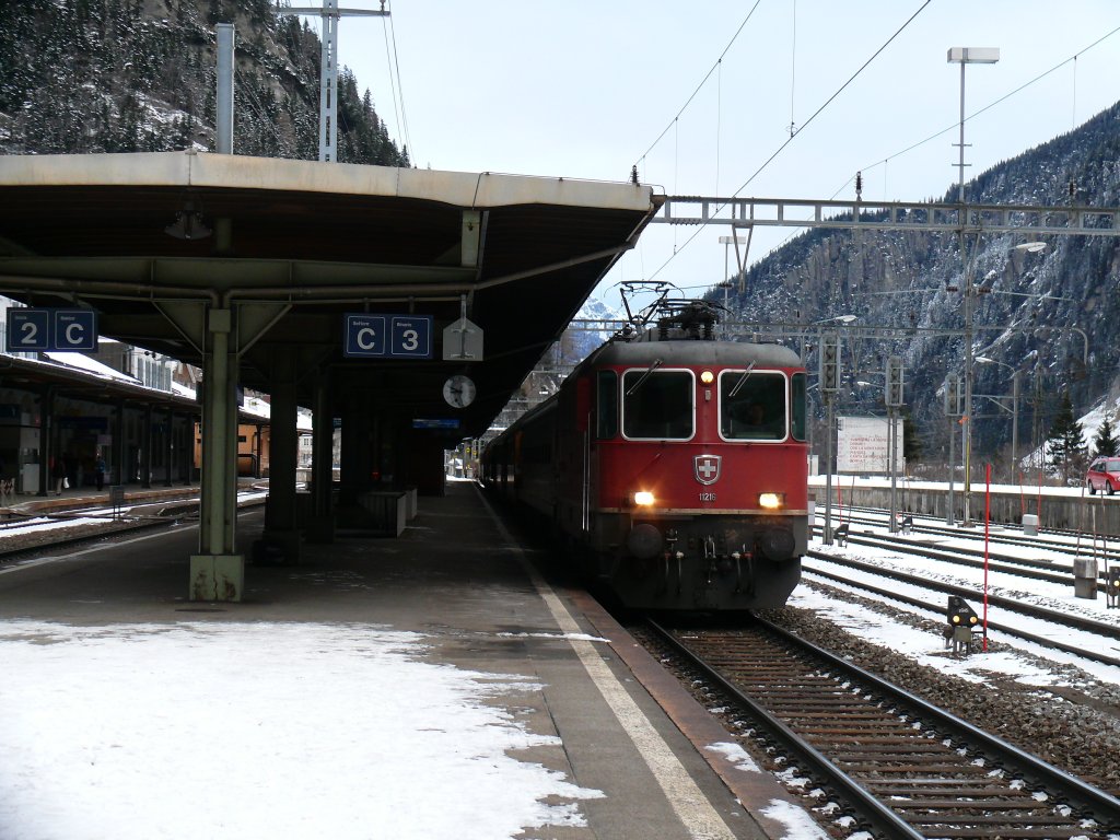 SBB Re4/4II 11216 unterwegs mit IR2159 (Basel 06:03 - Gschenen 08:48/08:50 - Locarno10:13).
Gschenen
25.01.2011
