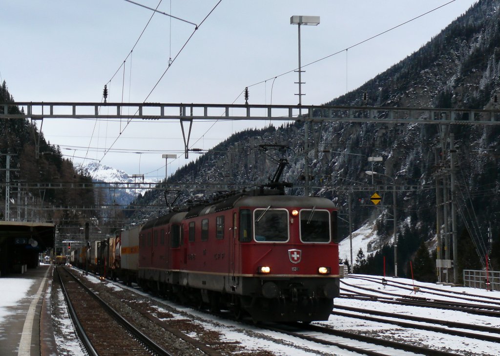 SBB Re4/4II 11315 und Re6/6 11601 am Gotthard mit einem Gterzug unterwegs auf dem Weg in den Sden.
Gschenen
25.01.2011