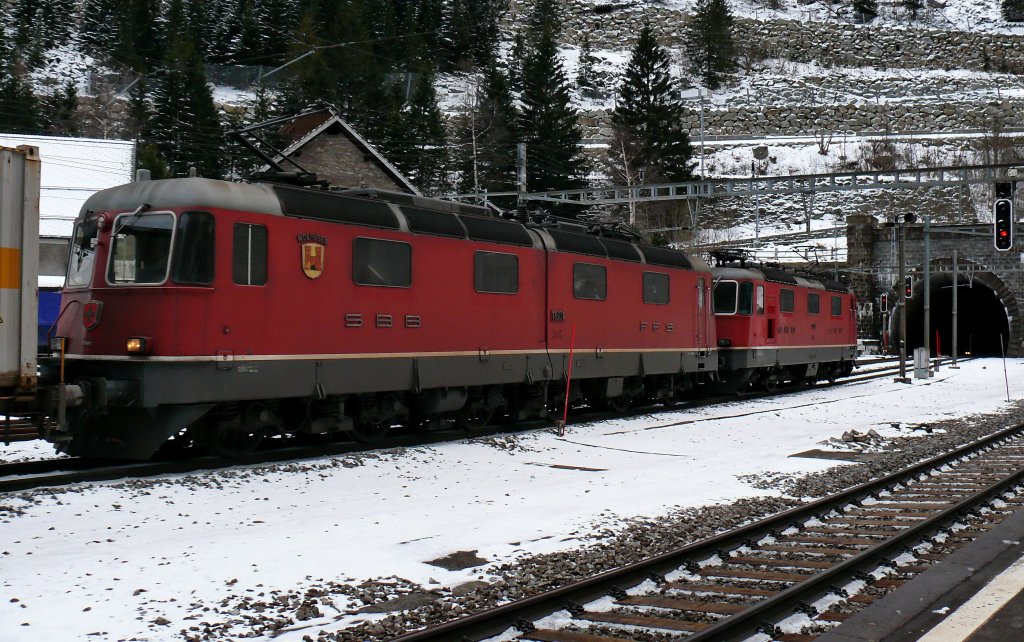 SBB Re6/6 11601 'Wolhusen' und Re4/4II 11315 vor dem Gotthardtunnel auf dem Weg in den Sden.
Gut zu sehen ist,dass diese Re6/6 als Prototyp mit geteiltem Lokkasten gebaut wurde. Bei den Serienloks ist der Lokkasten ungeteilt.
Gschenen
25.01.2011