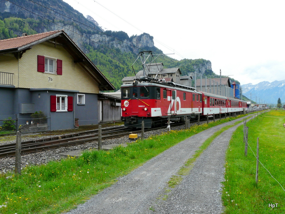 SBB - Regio aus Interlaken Ost mit dem Triebwagen De 4/4 110 001-5 unterwegs bei Meiringen am 08.05.2012