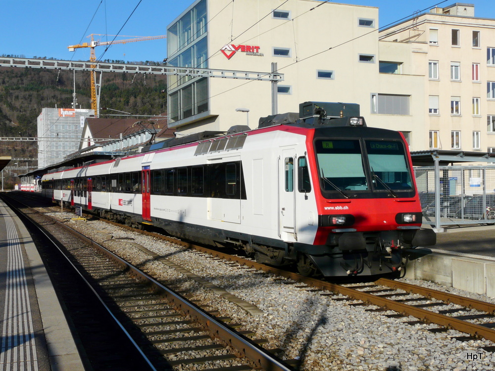 SBB - Regio von Biel nach La Chaux de Fonds mit Triebwagen RBDe 560 218-0 am Schluss im Bahnhof Biel am 15.01.2011