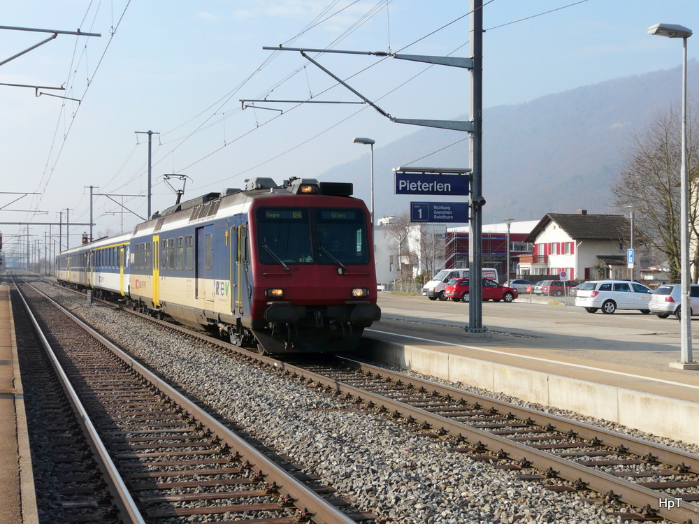 SBB - Regio von Biel nach Olten bei der einfahrt in den Bahnhof Pieterlen als Zugfahrzeug der Triebwagen RBDe 4/4 560 119-0 am 29.01.2011