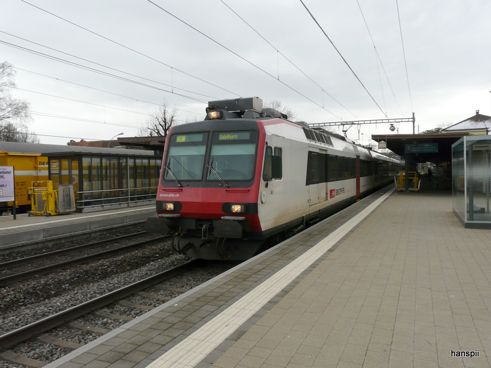 SBB - Regio von Biel nach Solothurn mit dem (Domono) Triebwagen RBDe 4/4 560 203-2 an der Spitze beim verlassen des Bahnhofs Grenchen Sd am 29.01.2013
