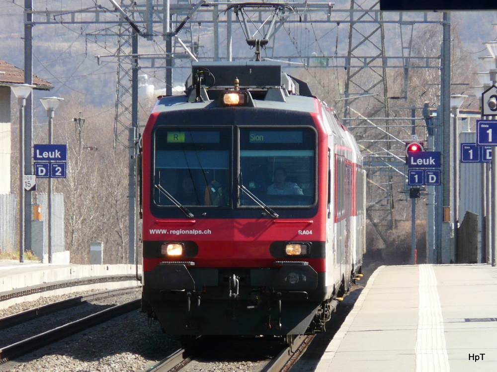 SBB - Regio von Brig bei der einfaht in den Bahnhof Leuk am 18.03.2011