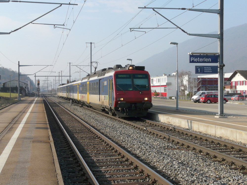 SBB - Regio Express von Biel nach Delle bei der Durchfahrt im Bahnhof Pieterlen am 29.01.2011