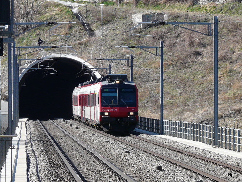 SBB - Regio nach Brig bei der ausfahrt aus dem Tunnel bei Leuk am 18.03.2011