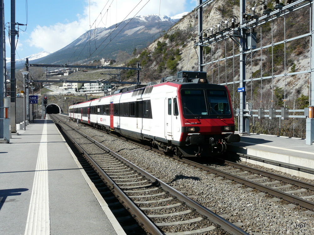 SBB - Regio nach brig bei der einfahrt in den Bahnhof von Leuk am 18.03.2011