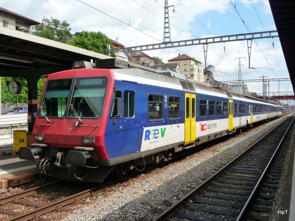 SBB - Regio nach Buttes mit dem Bt 50 85 29935 915-2 im Bahnhof von Neuchatel am 08.08.2010