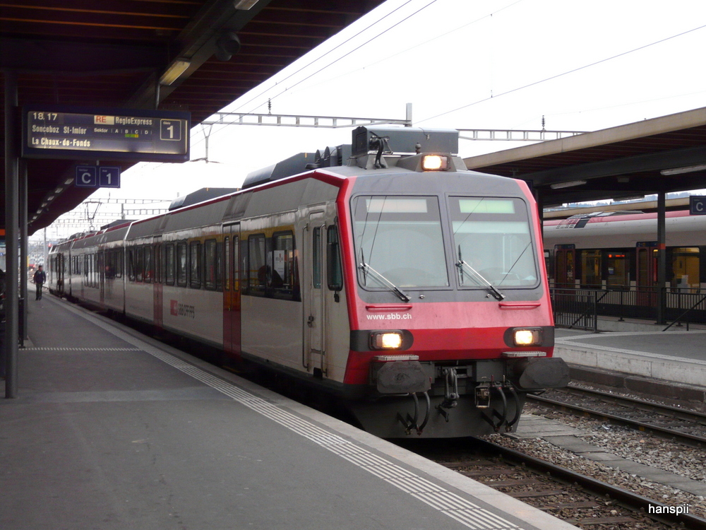 SBB - Regio nach La Chaux de Fonds mit dem Steuerwagen ABt 50 85 39-43 824-4 an frt Spitze des Zuges im Bahnhof Biel am 16.03.2013