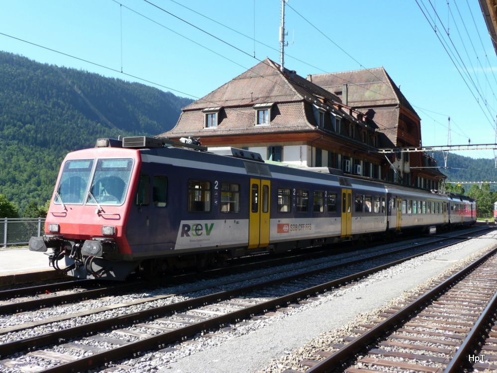 SBB - Regio nach Lausanne mit dem Steuerwagen Bt 50 85 29-35 918-6 an der Spitze im Bahnhof Vallorbe am 31.07.2010