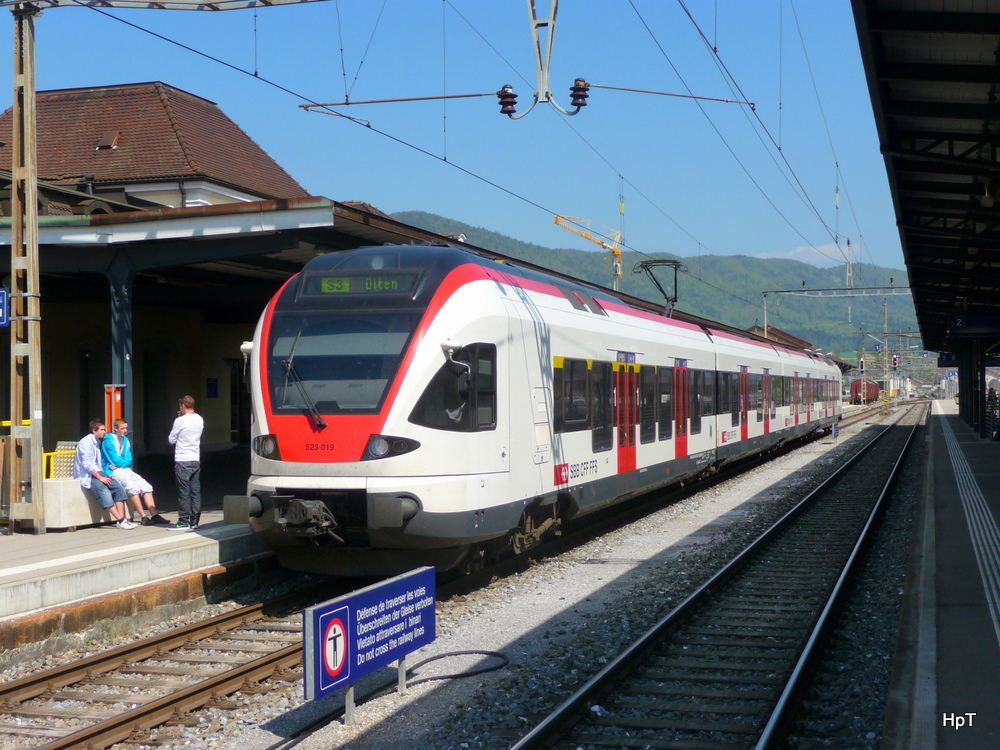 SBB - Regio nach Olten mit dem Triebzug RABe 523 019 im Bahnhof Delemont am 16.04.2011