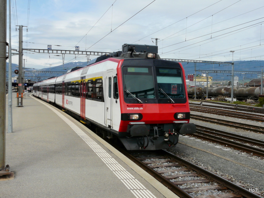 SBB - Regio nach Romont mit dem Steuerwagen ABt 50 85 39-43 836-8 an der Spitze bei der ausfahrt im Bahnhof von Yverdon am 25.04.2012