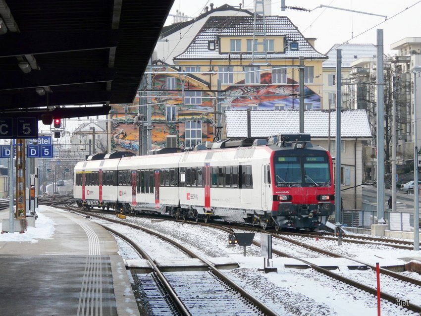 SBB - Regio von Neuchatel nach Le Locle bei der ausfahrt im Bahnhof Neuchatel am 18.12.2009