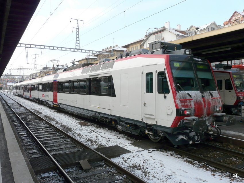 SBB - Regio von Neuchatel nach Le Locle im Bahnhof Neuchatel am Schluss der Triebwagen RBDe 4/4 560 250-3  am 18.12.2009