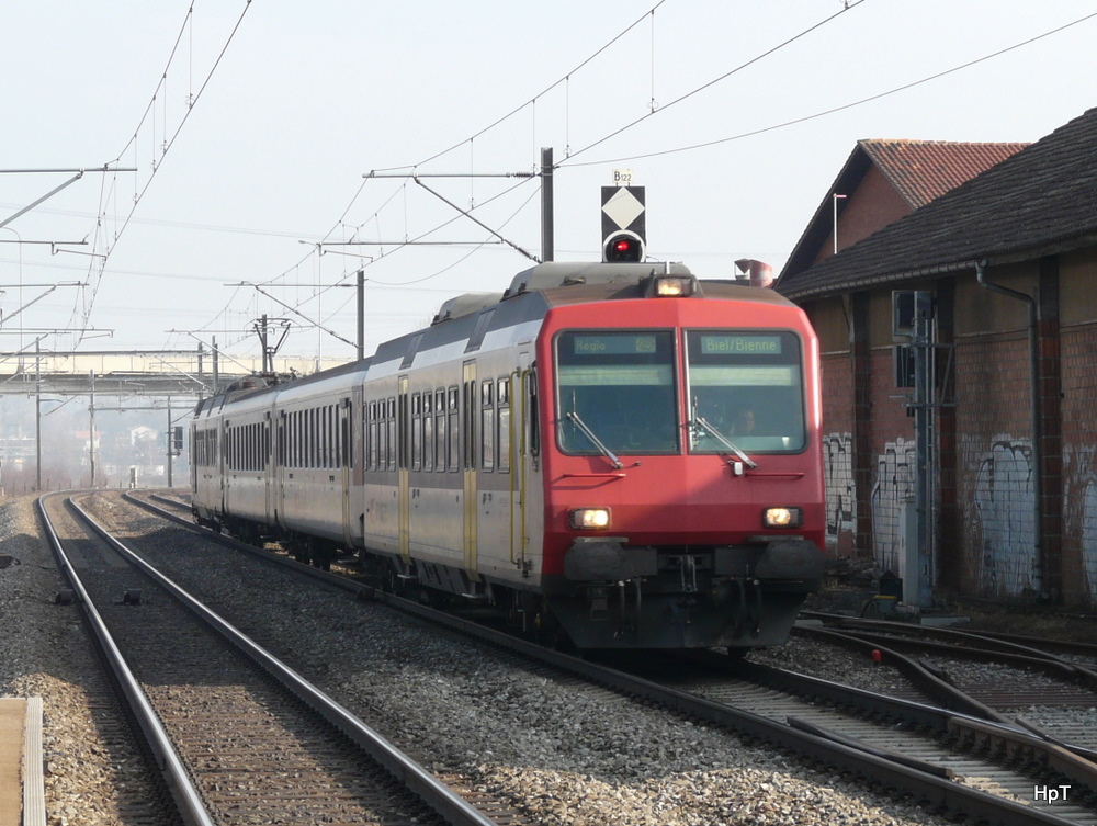 SBB - Regio von Olten nach Biel mit dem Steuerwagen Bt 50 85 29-34 947-6 an der Spitze bei der einfahrt in den Bahnhof Pieterlen am 29.01.2011
