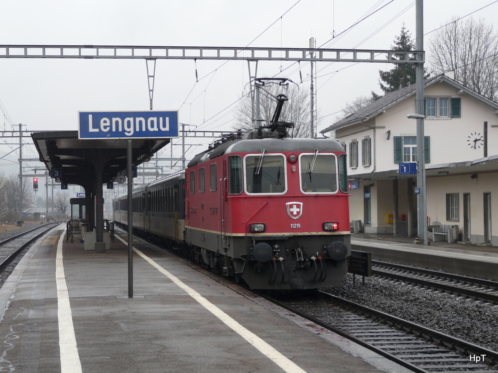 SBB - Regio von Olten nach Biel am Schluss die Re 4/4  11219 in Lengnau am 15.02.2011