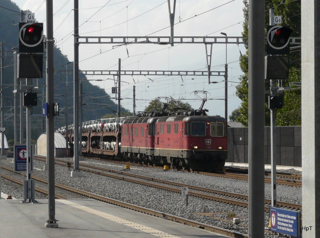 SBB - Schnappschus eines Durchfahenden Gterzuges mit der Re 4/4 11333 + Re 6/6 im Bahnhof Visp am 25.09.2009