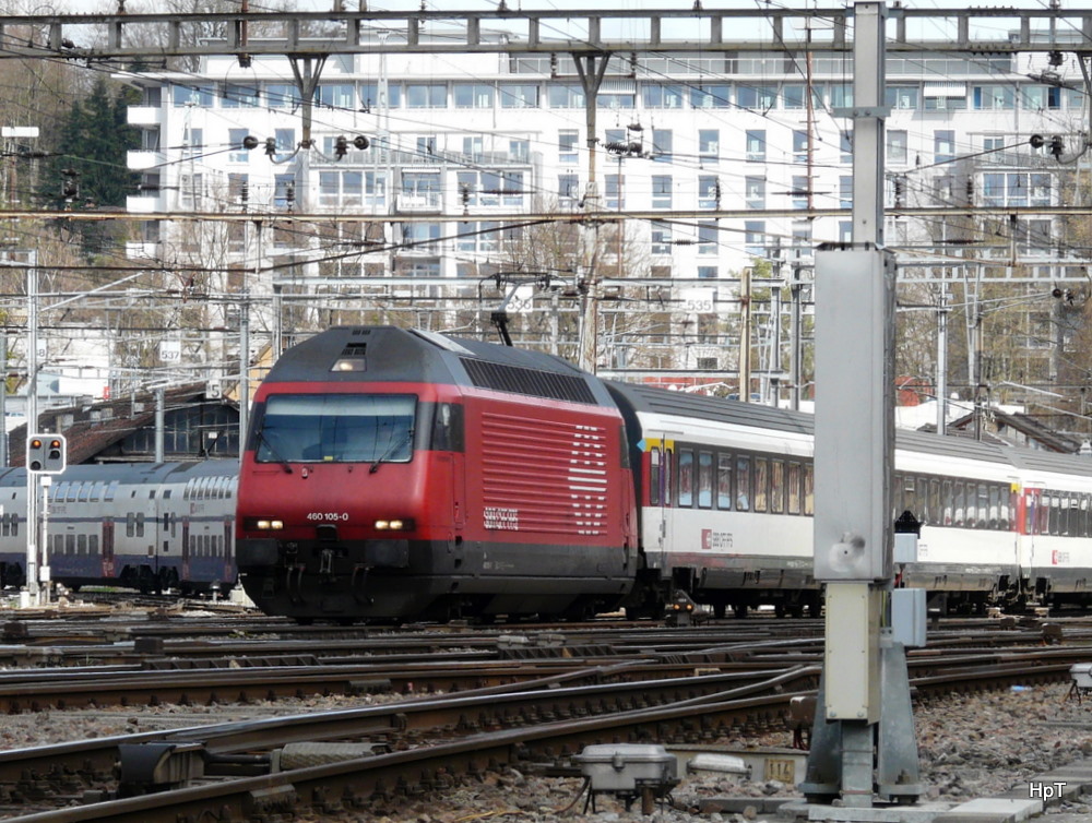 SBB - Schnappschuss der 460 105-0 in Winterthur .. Standort des Fotografen auf der Fssgngerbrcke am Ende des Bahnhof Winterthur am 01.04.2011