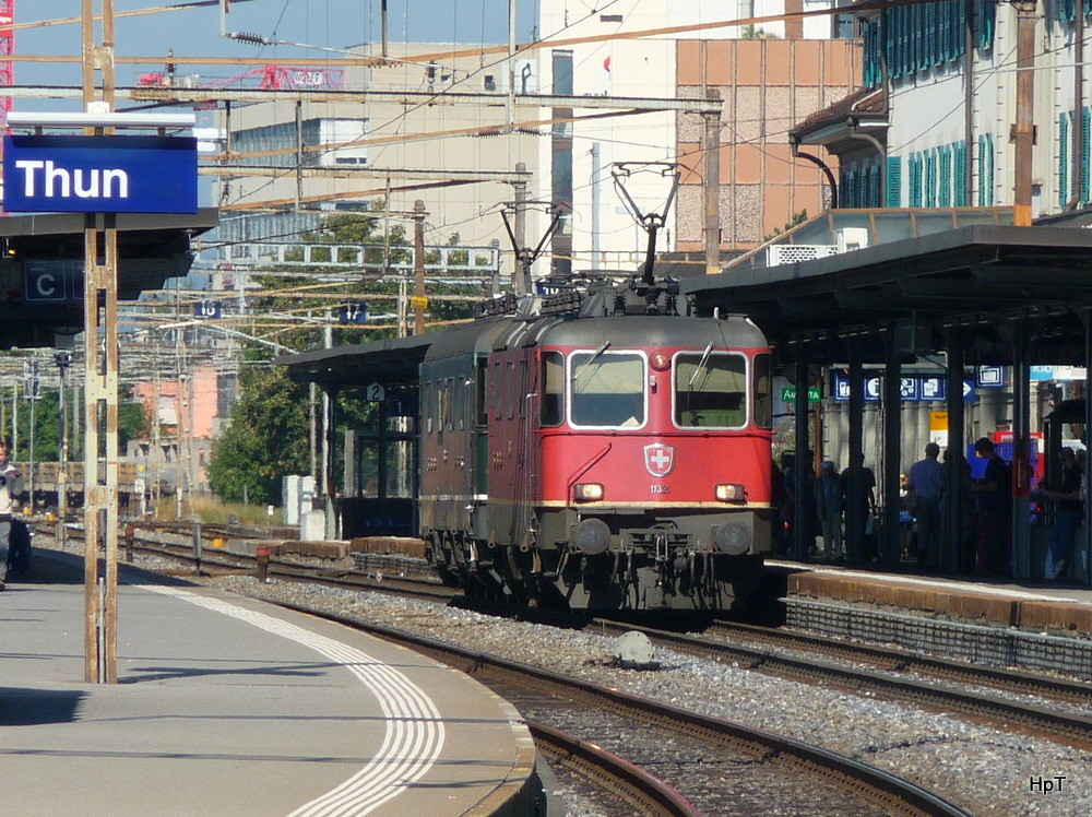 SBB - Schnappschuss Lokzug mit der Re 4/4 11321 und einer noch Grnen Re 6/6 im Bahnhof Thun am 24.09.2011