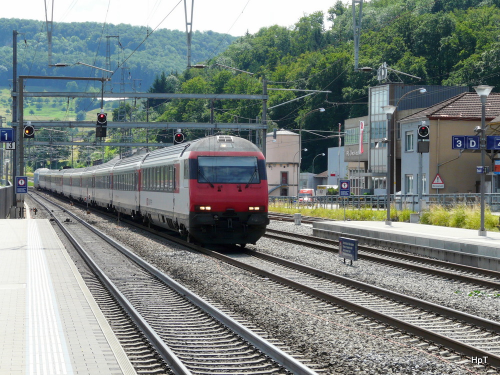SBB -Schnellzug bei der durchfahrt im Bahnhof von Sissach am 15.06.2012