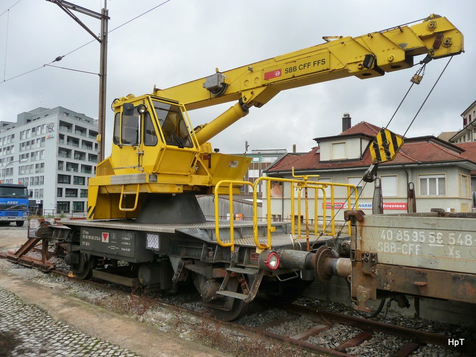 SBB - Selbstfahrender Kranwagen X Tms 40 85 95 85 575-5 in Fribourg am 09.11.2009