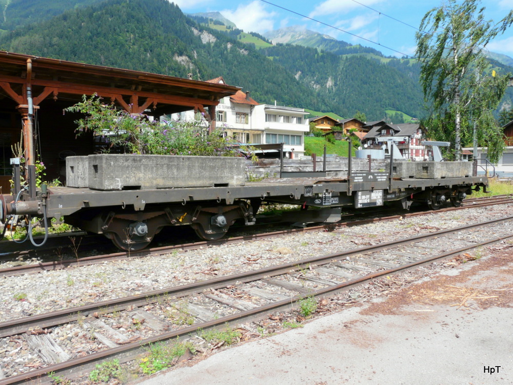 SBB - Spezialgterwagen mit mittig angebrachten Schneepflgen (fr Rollazge) Rs-v 82 85 390 0 192-9 abgestellt im Bahnhofsareal von Frutigen am 04.08.2012