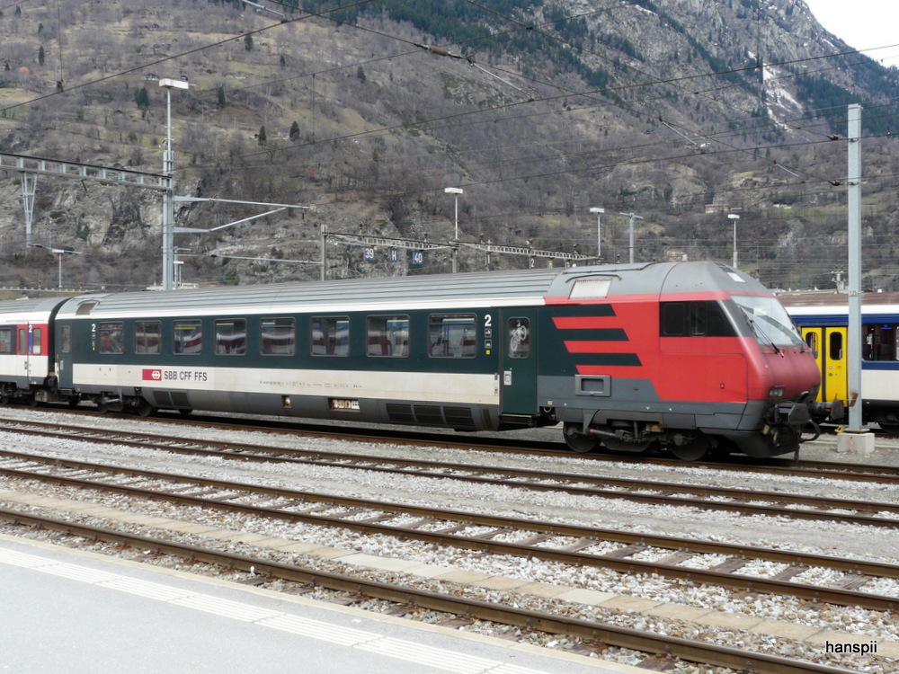 SBB - Steuerwagen 2 Kl. Bt 50 85 28-94 919-3 im Bahnhofsareal Brig am 24.03.2013