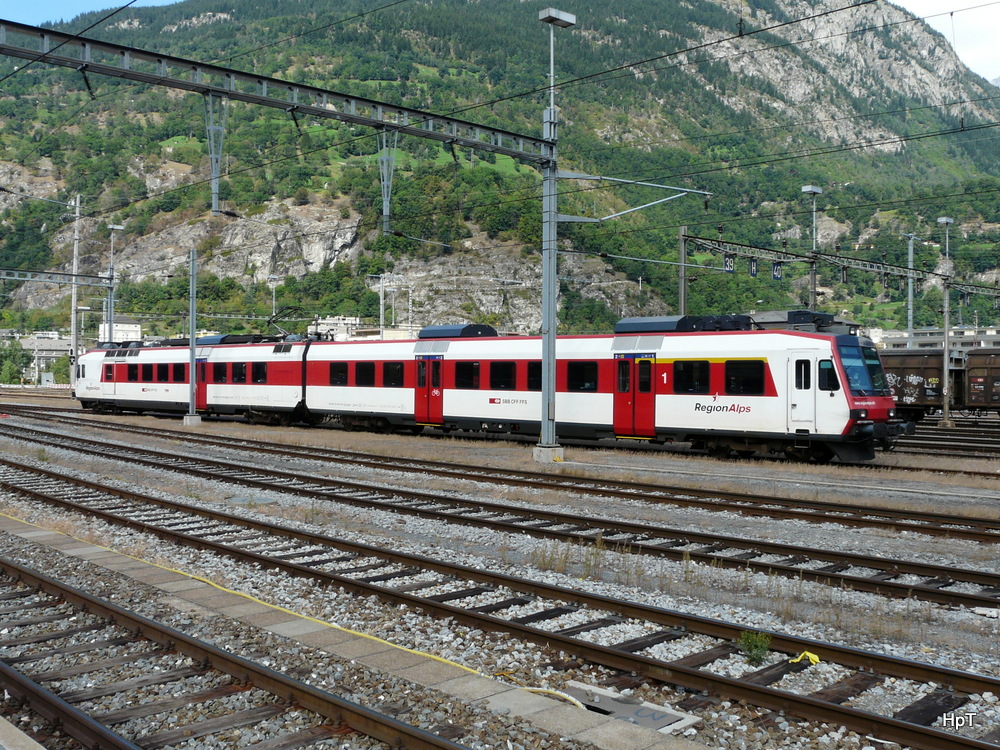 SBB -Steuerwagen ABt 50 85 39-43 950-7 mit Triebwagen RBDe 4.4  560 405-3 im Bahnhofsareal in Brig am 03.09.2012