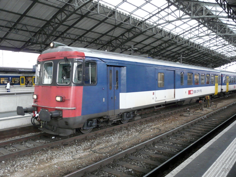 SBB - Steuerwagen BDt 50 85 82-33 974-5 in der Bahnhofsahalle von Lausanne am 27.03.2010
