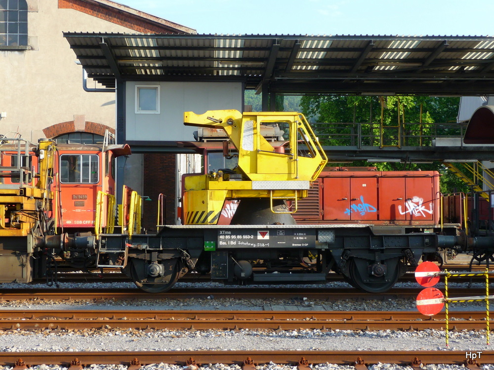 SBB - Teile des Kranwagen XTms 40 85 95 85 553-2 im SBB Industriewek Biel am 14.08.2011 .. Fotostandpunk auserhalb des SBB Industriewerks..