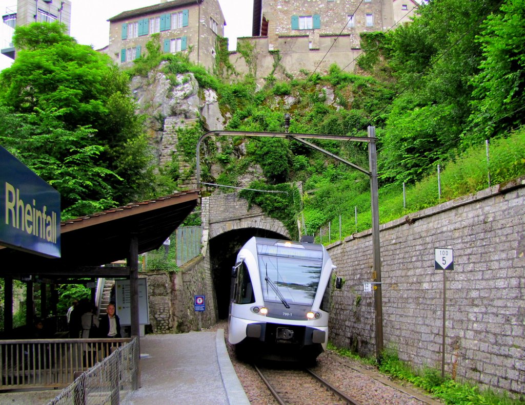 SBB-Thurbo 526 790-1  Zihlschlacht-Sitterdorf  als S 33 von Schaffhausen nach Winterthur, am Hp Schloss Laufen am Rheinfall; 21.06.2010