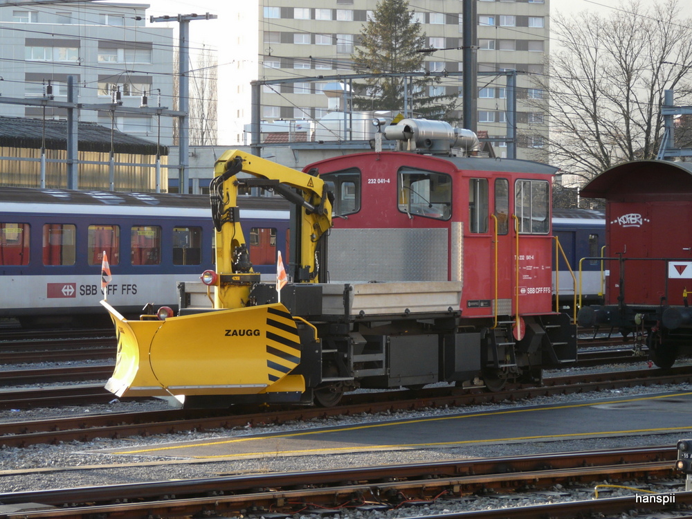 SBB - Tm 2/2  232 041-4 mit Schneepflug im Bahnhof Biel am 19.12.2012