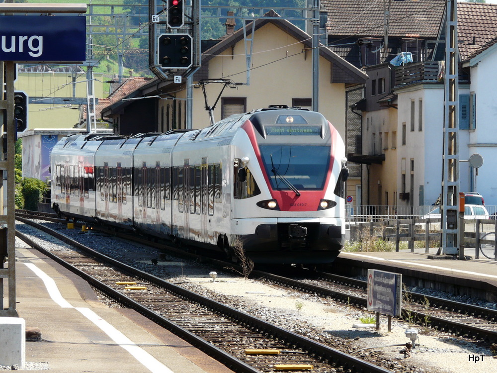 SBB - Treibzug RABe 523 010-7 bei der einfahrt in den Bahnhof Lenzburg am 201.08.2011