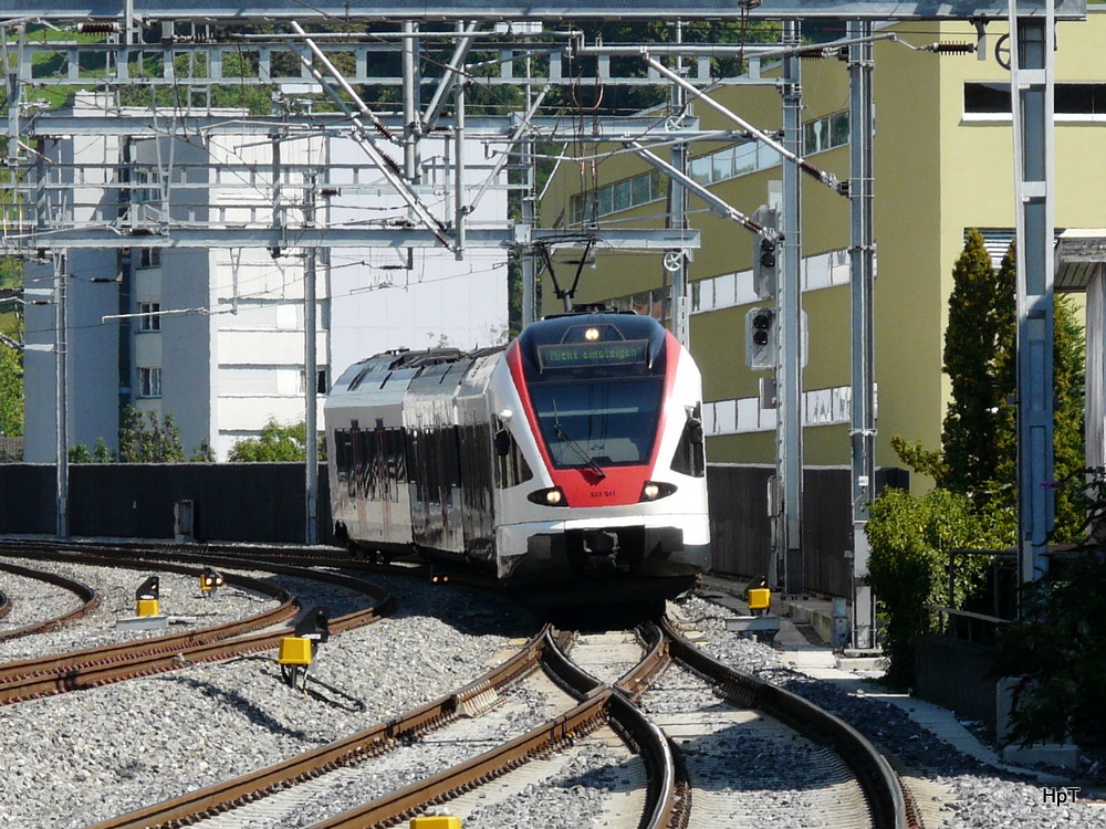 SBB - Treibzug RABe 523 041-7 bei der einfahrt in den Bahnhof Lenzburg am 201.08.2011