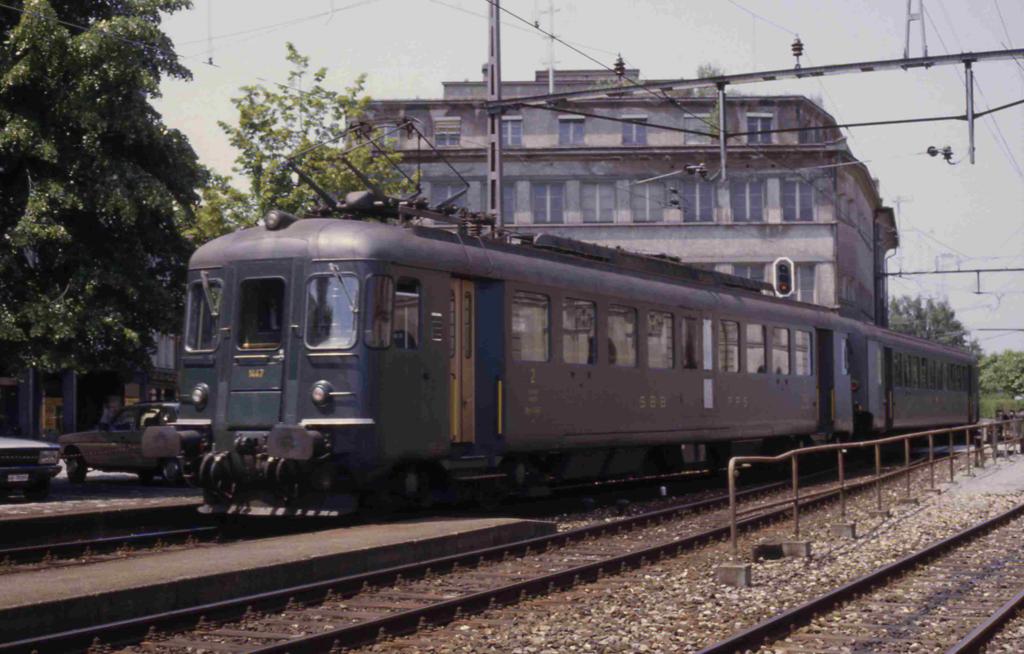 SBB Triebwagen 1447 fhrt am 17.6.1983 in Rorschach ein. 
