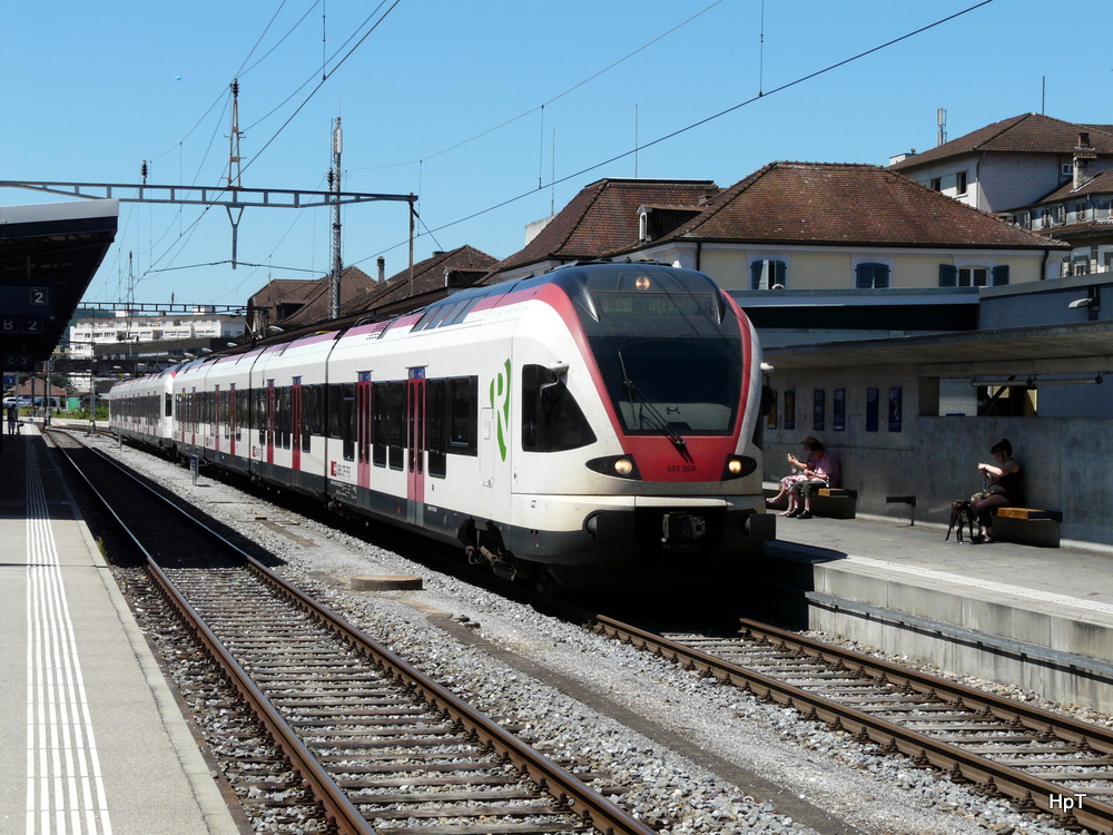 SBB - Triebwagen RABe 521 029 und RABe 523 im Bahnhof von Delemont am 26.06.2011