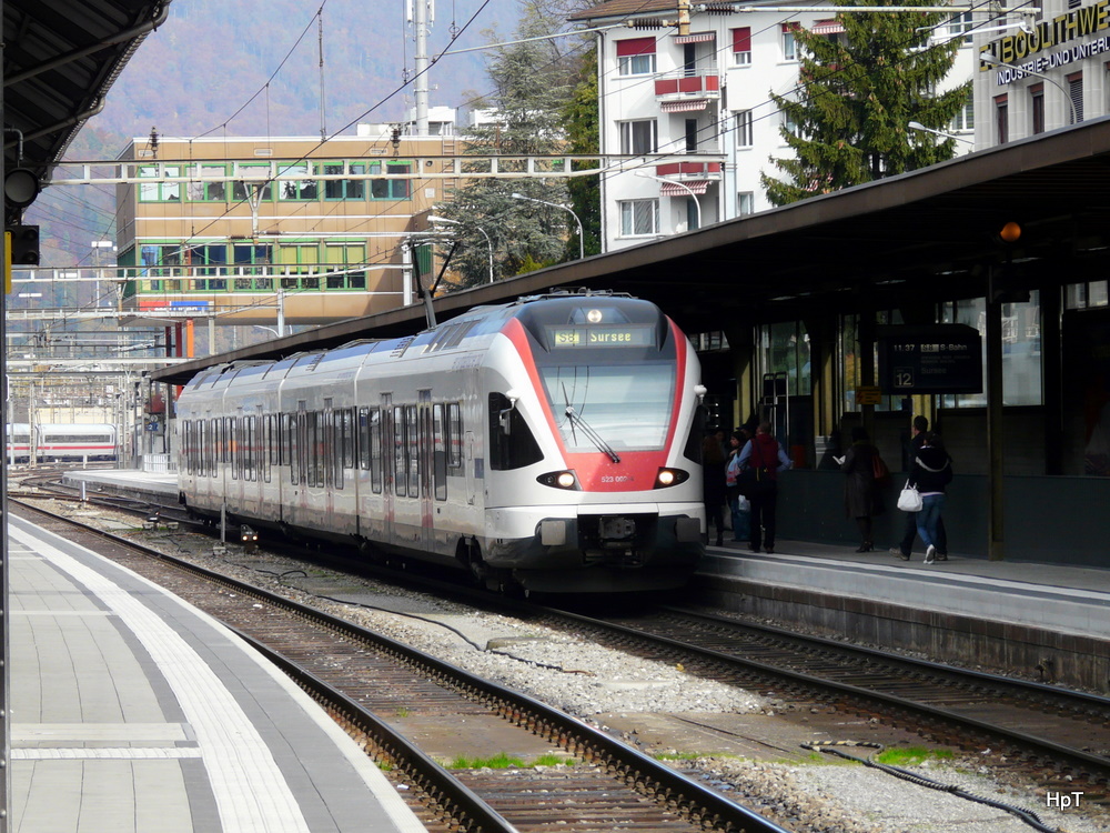 SBB - Triebwagen RABe 523 002-4 im Bahnhof Olten am 31.10.2010