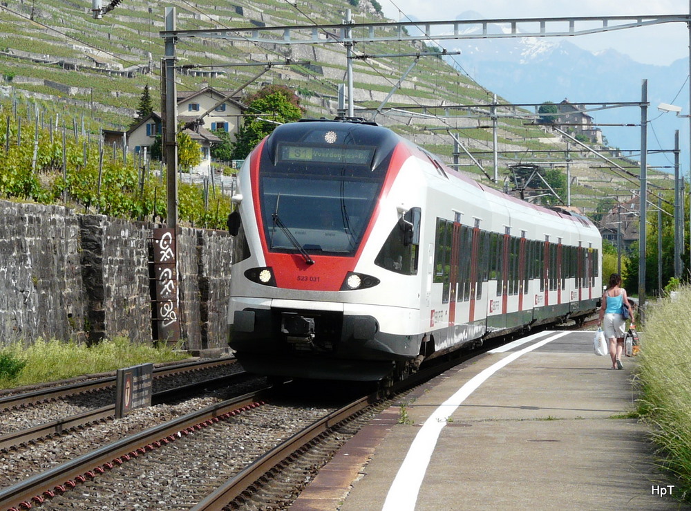 SBB - Triebwagen RABe 523 031 als Regio nach Yverdon les Bains bei der einfahrt in die Haltestelle von Epesses am 07.05.2011
