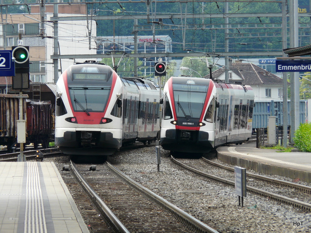 SBB - Triebwagen RABe 523 001-6 (Ausfahrt)und RABe 520 000-1 (Einfahrt)im Bahnhof Emmenbrcke am 23.05.2011