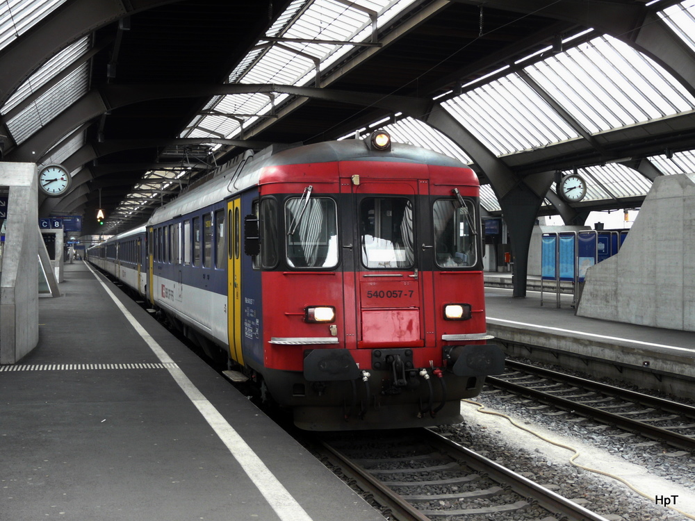 SBB - Triebwagen RBe 4/4 540 057-7 vor Extrazug nach Chur im Bahnhof Zrich am 01.03.2012