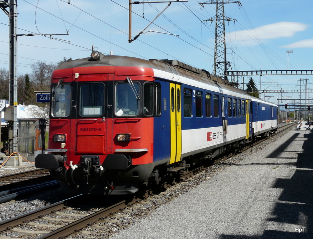 SBB - Triebwagen RBe 4/4 540 010-6 mit Gefngnissteuerwagen bei der durchfahrt im Bahnhof Zollikofen am 26.04.2012