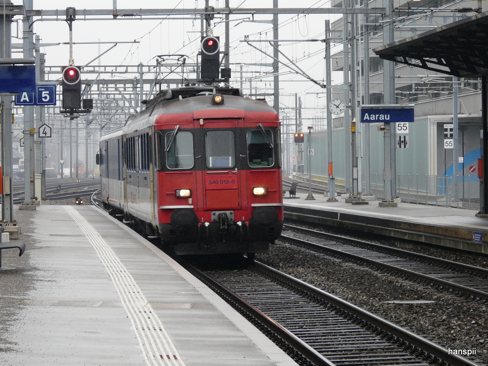 SBB - Triebwagen RBe 540 013-0 unterwegs mit den Gefngnis Steuerwagen bei der durchfahrt im Bahnhof Aarau am 25.03.2013