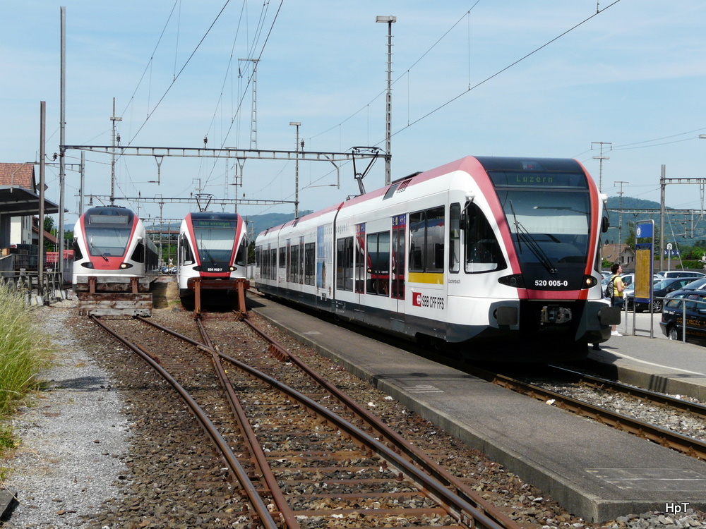 SBB - Triebwagentreff mit dem RABe 523 037 und  RABe 520 002 und RABe 520 005 im Bahnhof Lenzburg am 23.05.2011