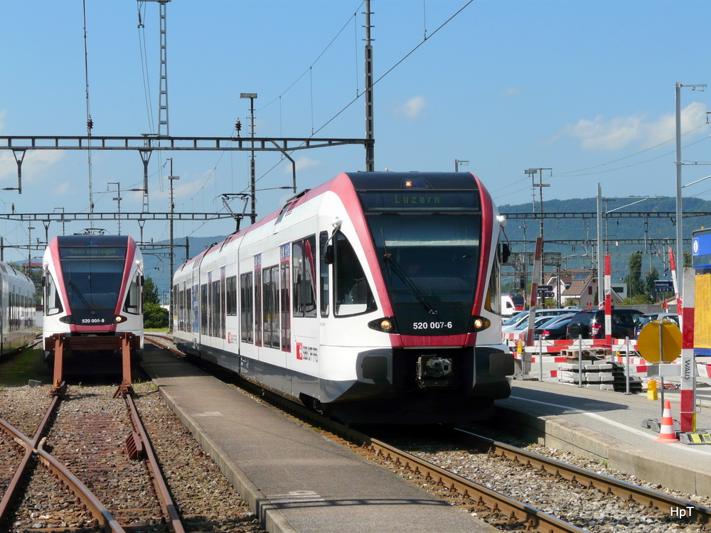 SBB - Triebzge 520 006-8 und 520 007-6 in Lenzburg am 20.08.2011 .. Foto Endstand vom Strassenbergang aus ..